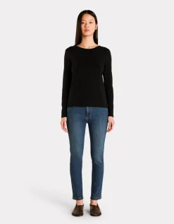 Getailleerd T-shirt met wijde halslijn - zwart
