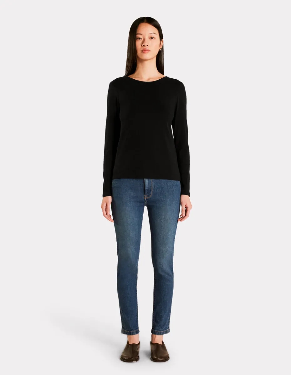 Getailleerd T-shirt met wijde halslijn - zwart