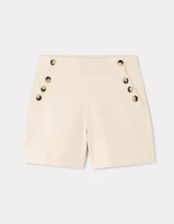 Platte shorts met decoratieve knopen - beige