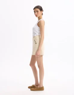 Platte shorts met decoratieve knopen - beige