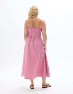 Roze getailleerde jurk met bandjes