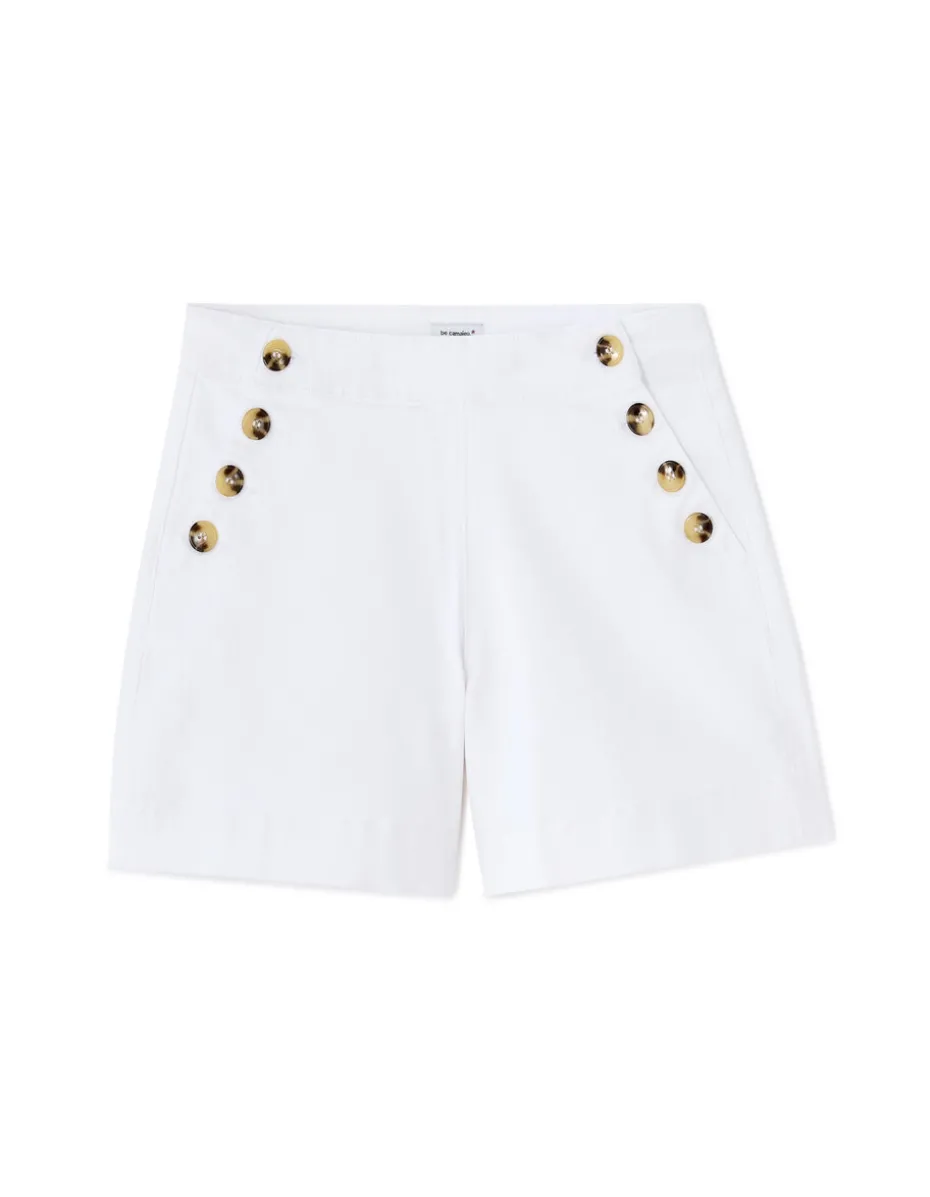 Witte short met decoratieve knopen - eenvoudig